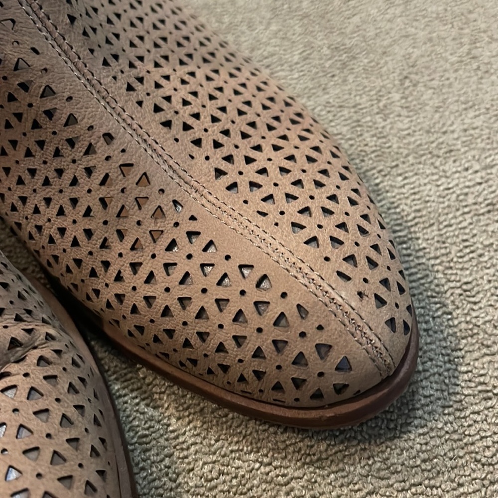 Vince Camuto Mesh Booties Size 7.5 Tan Brown Shoes - Picture 3 of 10